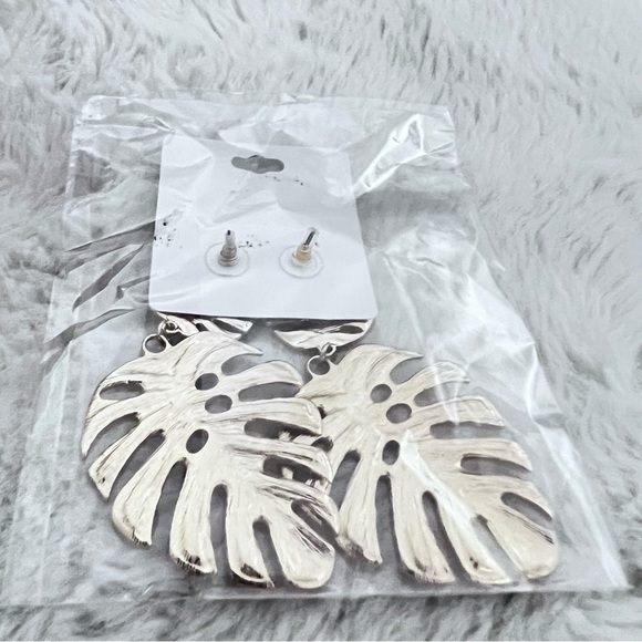 Harper & Stone - Tropical Leaf Earrings - Picture 5 of 5